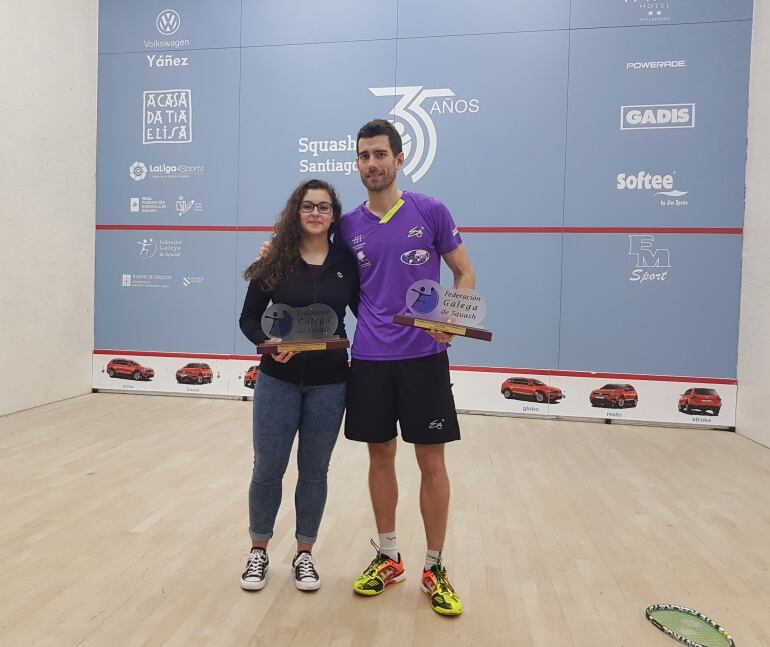 Cristina Gómez y Borja Golán, con los trofeos de campeones de España tras las finales