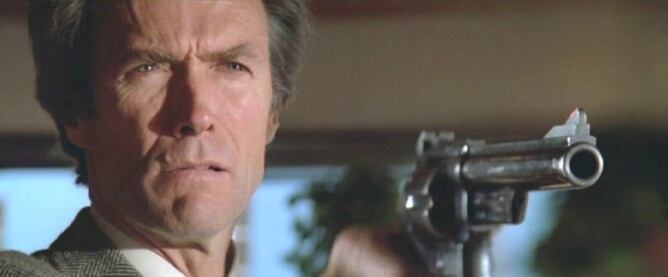 Clint Eastwood en el papel de "Harry el sucio", obra de John Milius