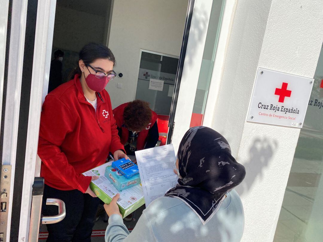 voluntarios que reparten juguetes