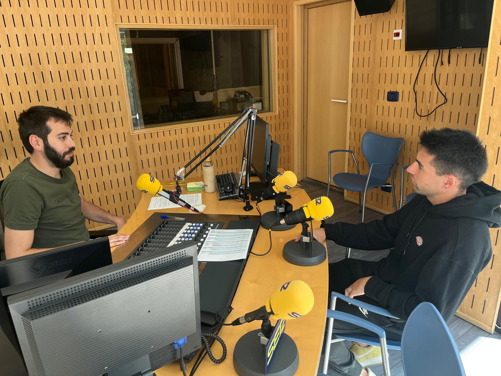 L'atleta Nahuel Carabaña als estudis de la SER en el decurs de l'entrevista a l'Aquí Andorra d'aquest dijous