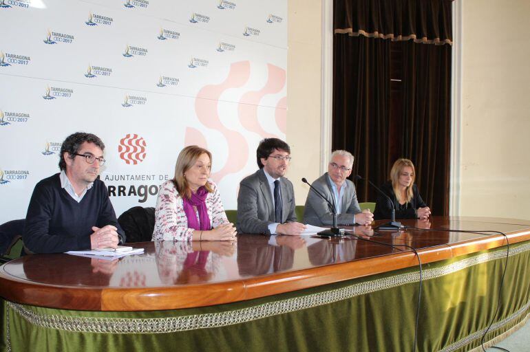 Joan Tous, president del Col•legi d’Arquitectes de Tarragona; Marta Cid de Plataforma Educativa; Javier Villamayor, tinent d’alcalde de Serveis a la Persona; Jaume Marí, director de La Muntanyeta i Isabel Fort, responsable de projectes La Muntanyeta