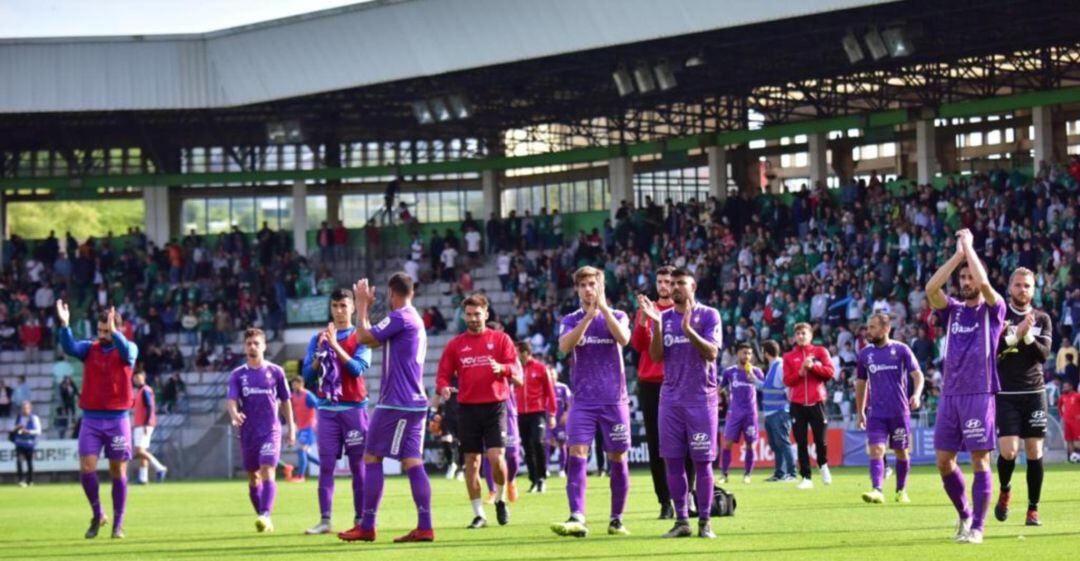 Los jugadores del Real Jaén se despiden de la afición en A Malata.