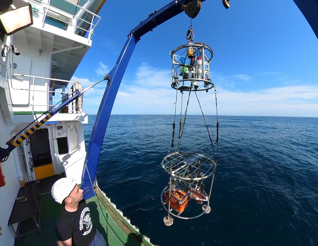 Despliegue de un lander usando el LanderPick desde el buque oceanográfico Ángeles Alvariño en el cañón de Avilés