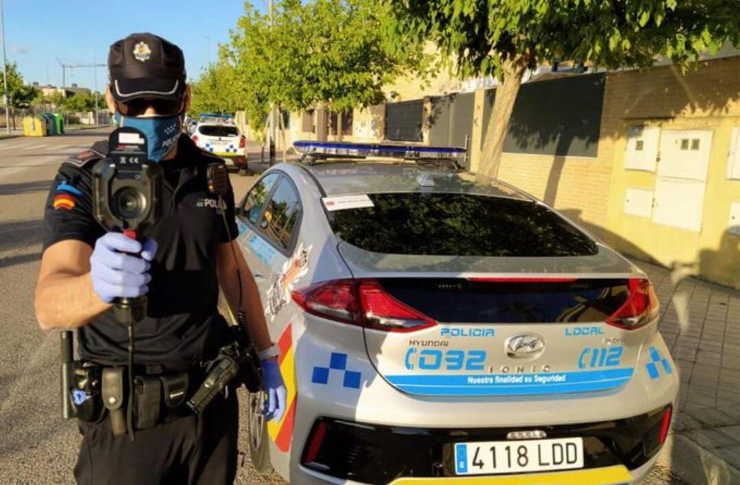 Policía local con pistola térmica