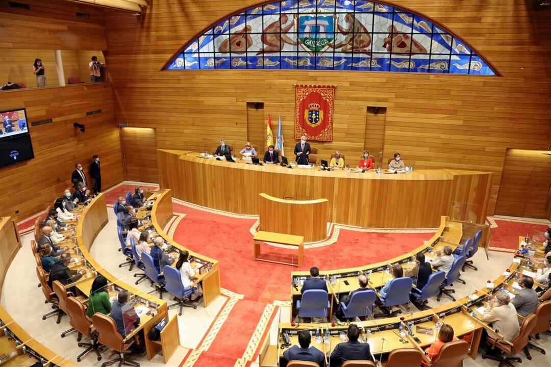 Imagen de la sesión parlamentaria en la que los 75 diputados gallegos tomaron posesión de su escaño