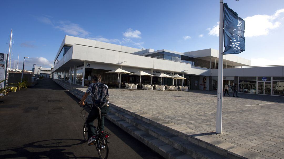 Zona comercial en Marina Lanzarote, puerto deportivo ubicado en Arrecife.