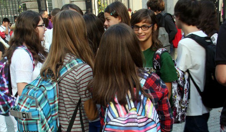 Grup d'alumnes a la porta d'un institut