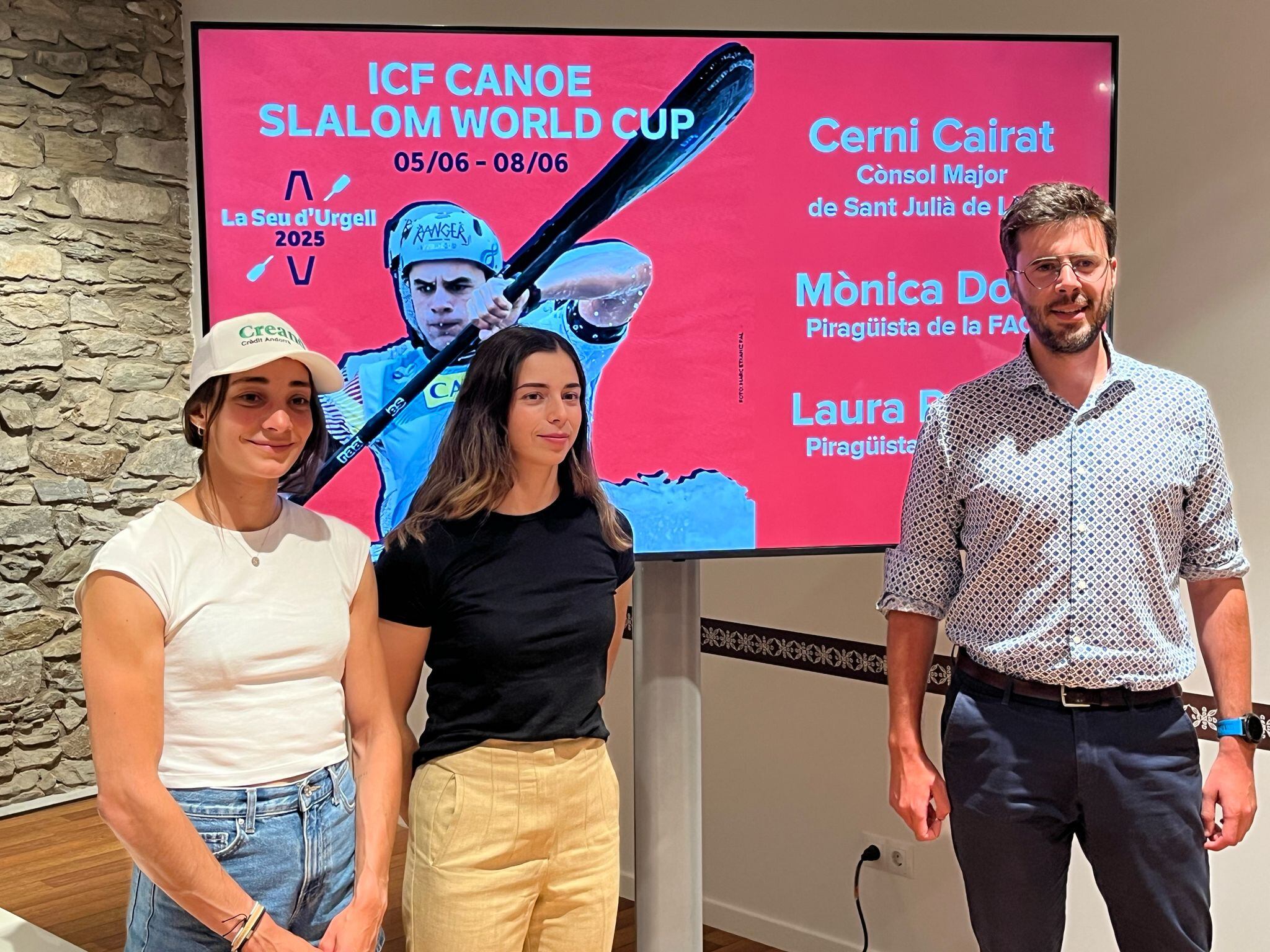 Les palistes Mònica Doria i Laura Pellicer, i el cònsol major lauredià, Cerni Cairat.