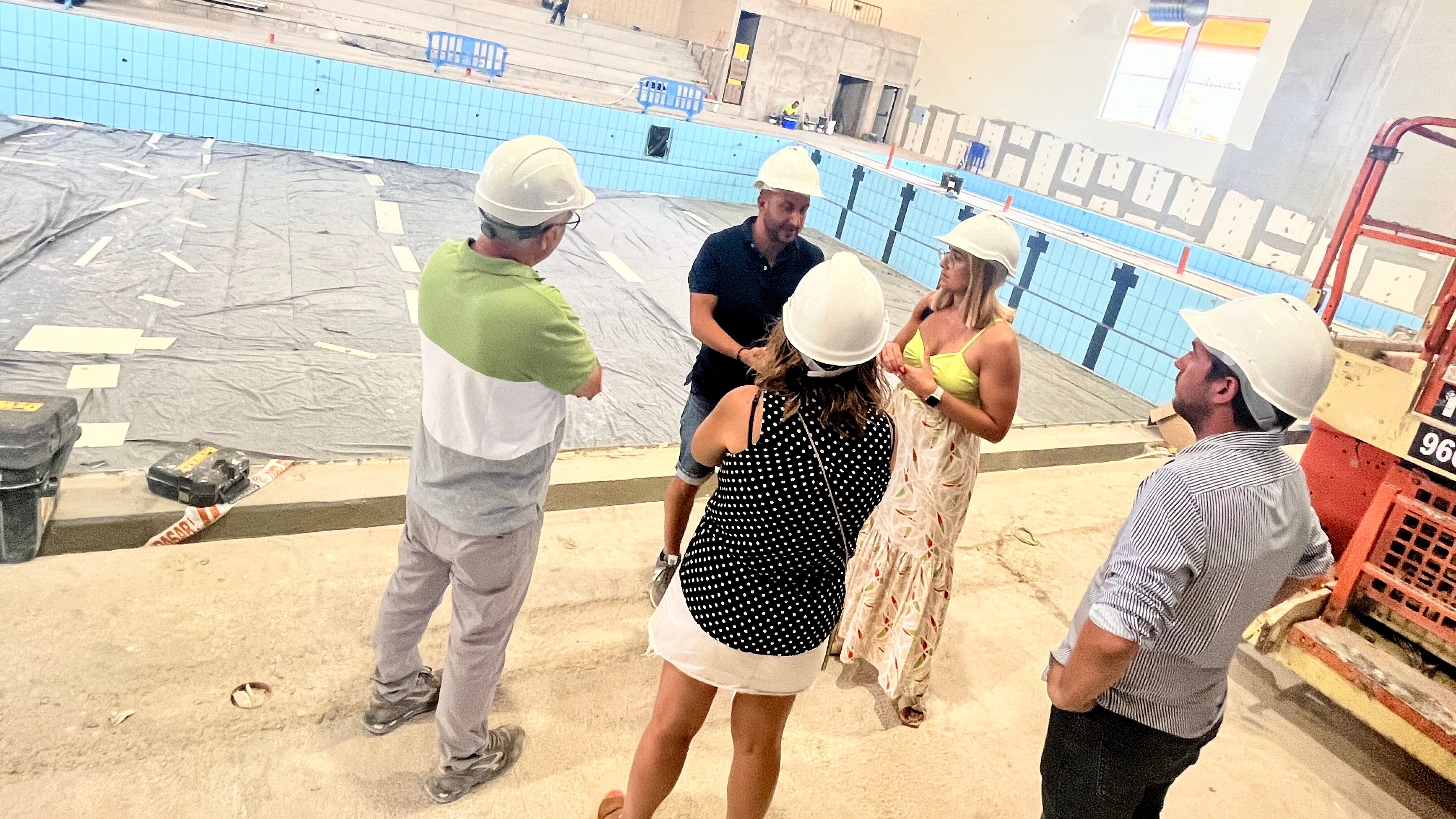 La alcaldesa de Petrer, Irene Navarro, y miembros de la corporación municipal visitan las obras de la piscina cubierta de San Fernando