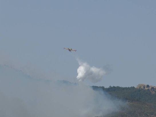 Un avión marroquí sofocando el incendio.