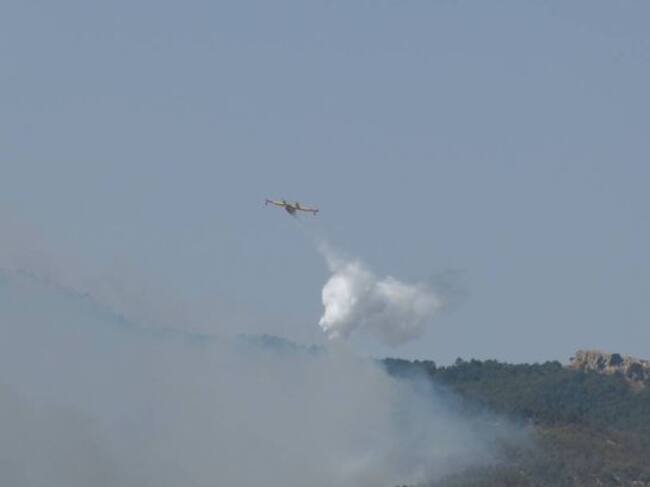 Un avión marroquí sofocando el incendio.