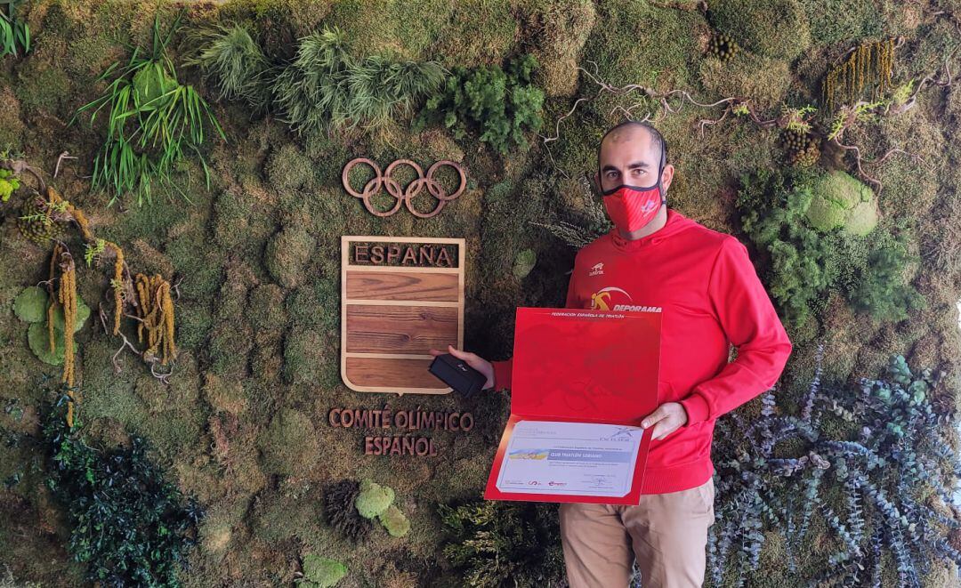 Pablo Pérez, del Triatlón Soriano, con el reconocimiento.