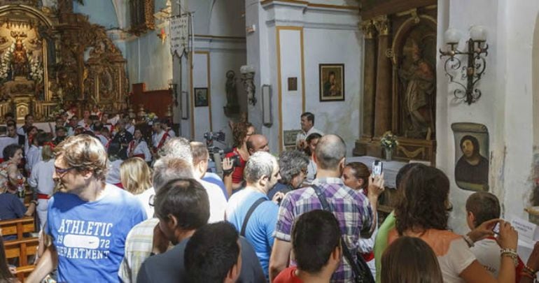 Decenas de ciudadanos hacían cola en 2013 durante la romería al santuario de Nuestra Señora de la Misericordia de Borja para fotografiarse con la pintura