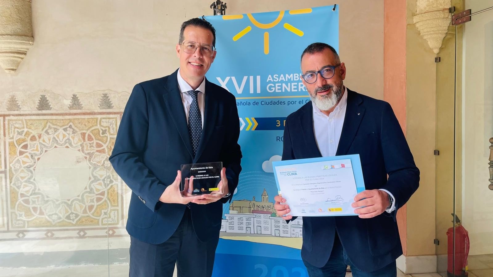 Rubén Alfaro, alcalde de Elda y José Antonio Amat, edil de Espacio Público; han recogido el galardón
