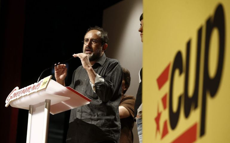 El candidato a la presidencia de la Generalitat por la CUP, Antonio Baños, al término de la rueda de prensa del día después de las elecciones del 27-S