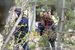 Moment de la detenció d'unes persones a El Poal, al Pla de Lleida en una actuació relacionada amb el tràfic de drogues en concret de marihuana i cocaïna
