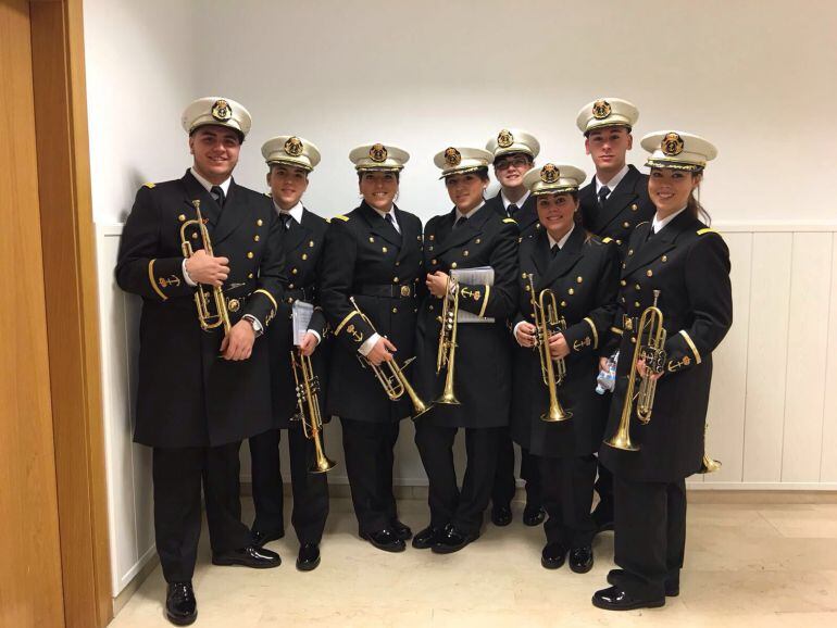 Integrantes de la banda del Gran Poder con los nuevos uniformes