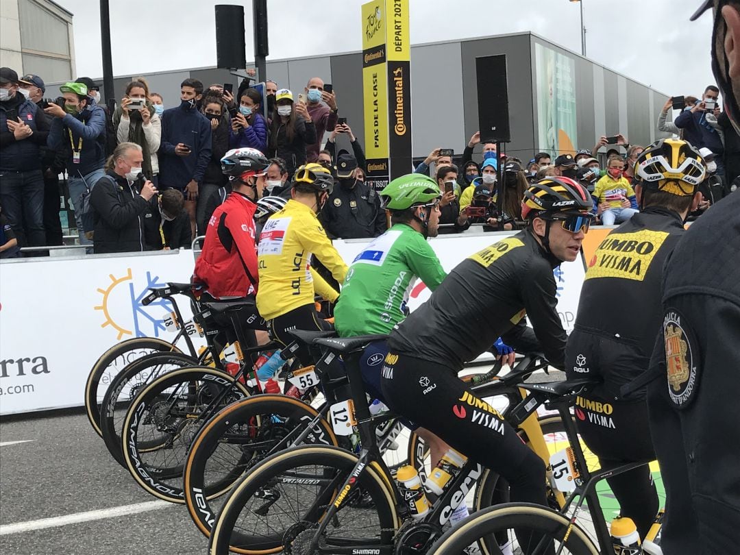 El mallot groc, Tadej Pogacar, acompanyat de la resta de líders de les classificacions del Tour, a punt per prendre la sortida.