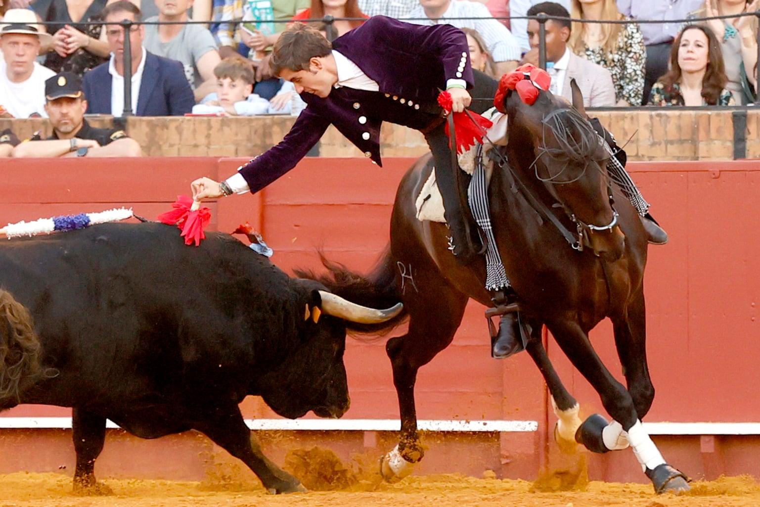 SEVILLA, 14/04/2024.- El rejoneador Guillermo Hermoso de Mendoza en su faena al segundo de su lote durante la corrida de rejones que se ha celebrado hoy domingo en la plaza de toros de La Maestranza, en Sevilla. EFE / Jose Manuel Vidal.
