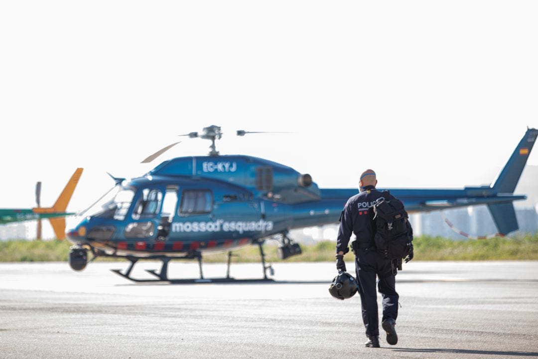 Un mossos d&#039;Esquadra con mascarilla se dispone a coger un helicóptero