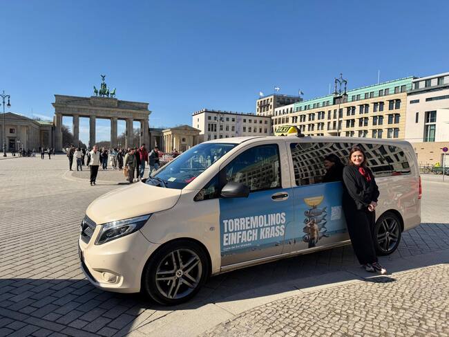 Uno de los taxi de Berlín con la campaña de Torremolinos