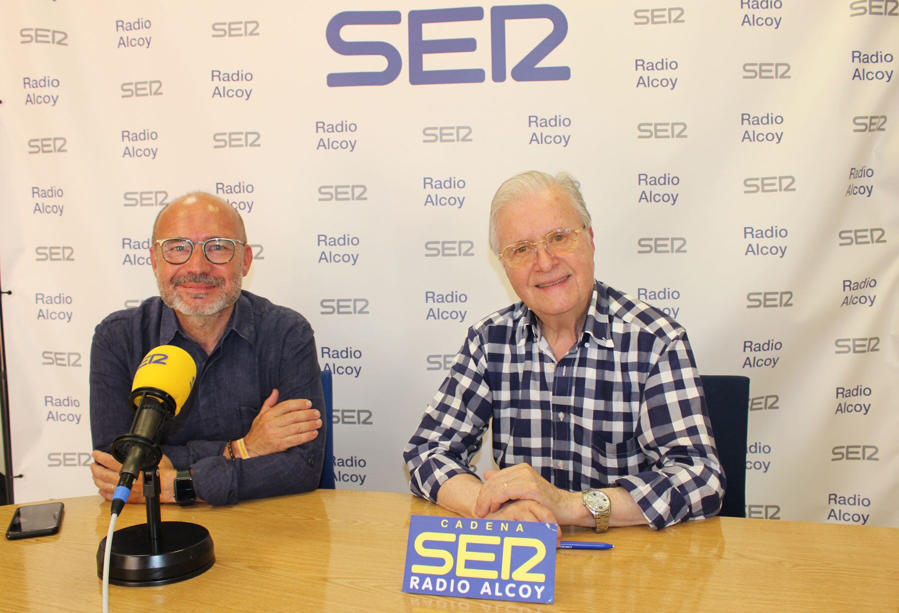 Pau Acosta y Paco Aznar, en el estudio central de Radio Alcoy