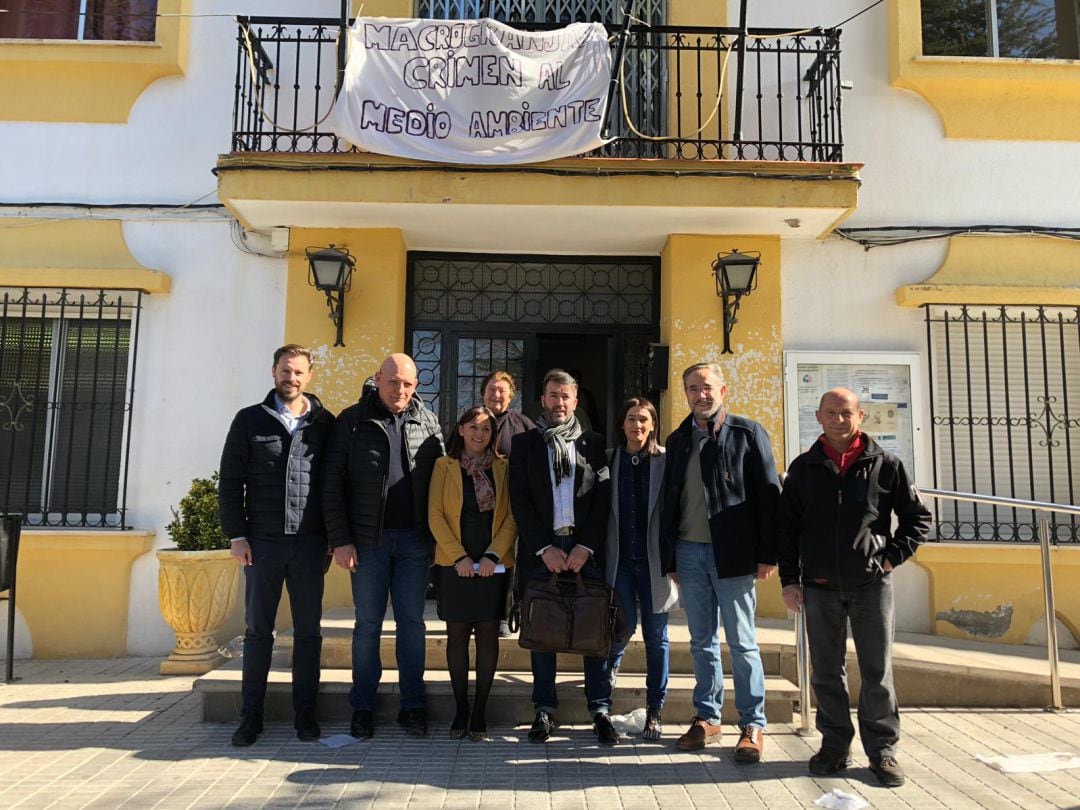 Los parlamentarios andaluces junto a los alcaldes de los municipios afectados en el ayuntamiento de Cuevas del Campo