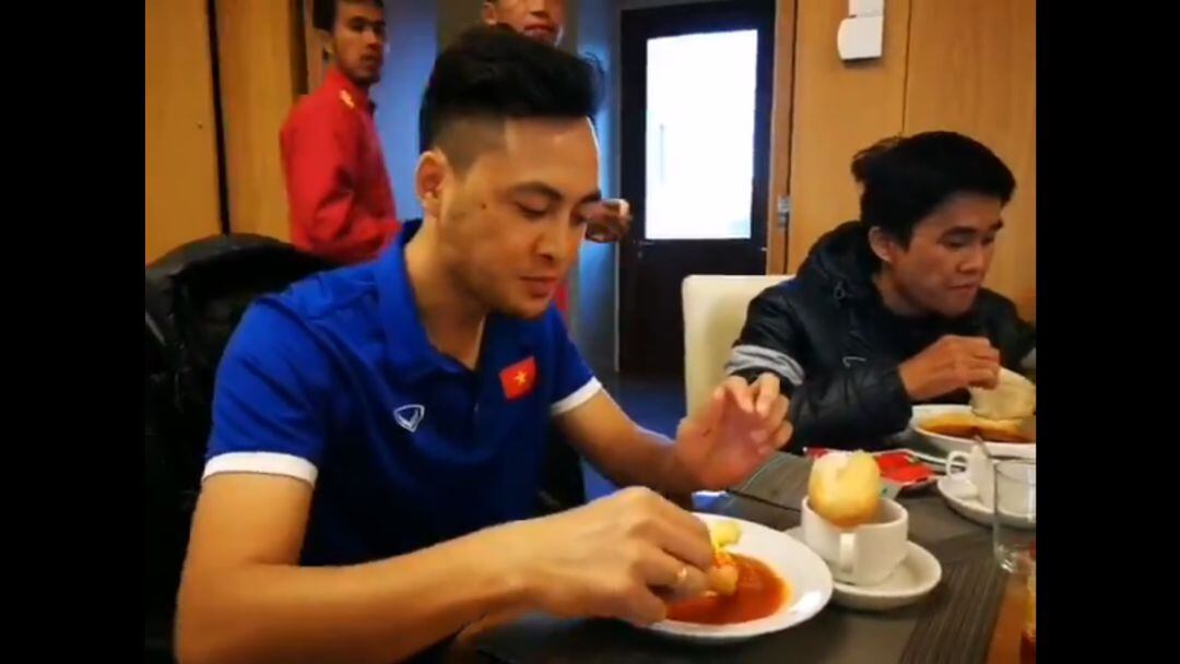 Los jugadores de Vietnam probando los churros con salsa de chili.