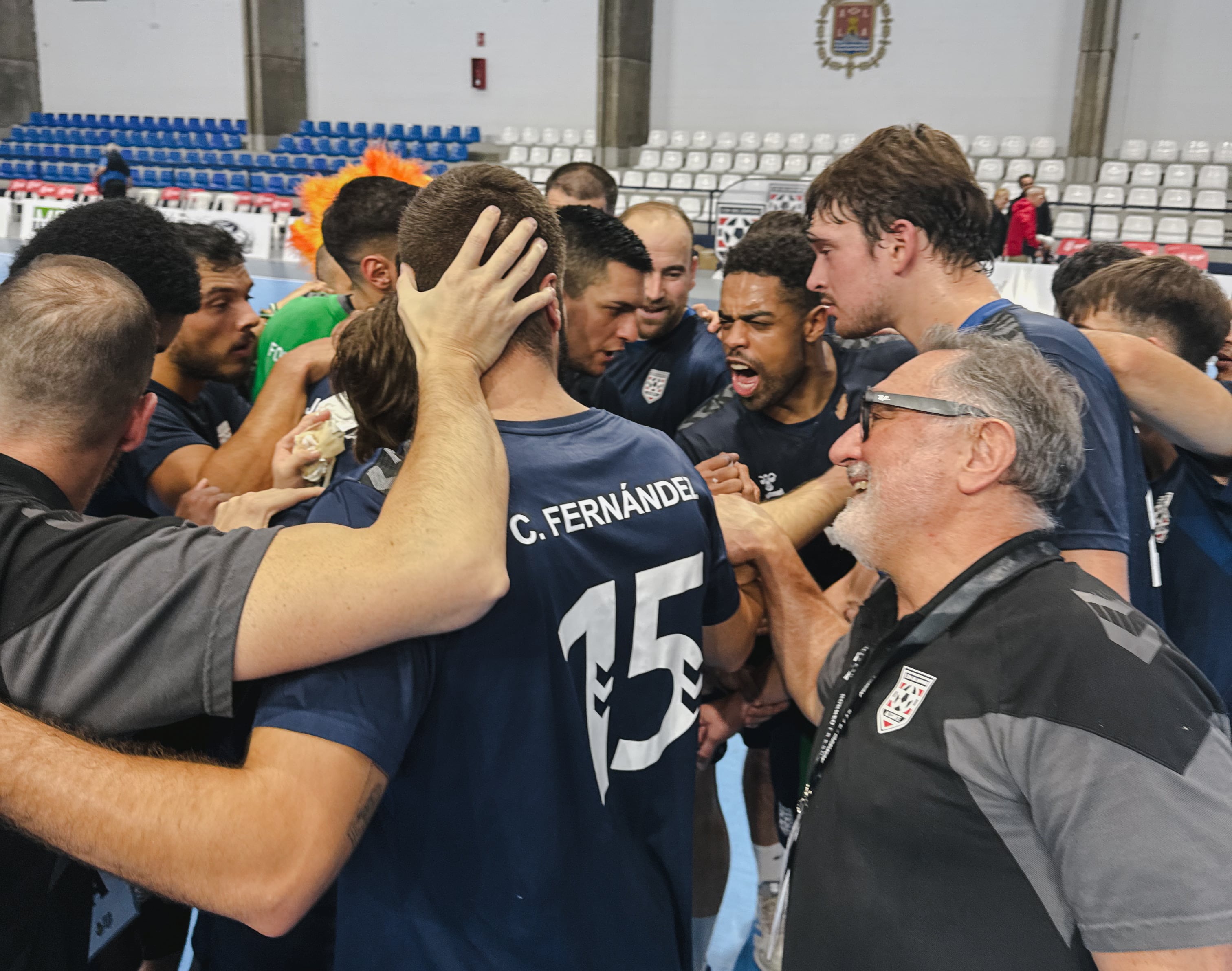 Los jugadores del Horneo celebran la victoria frente a Puerto Sagunto