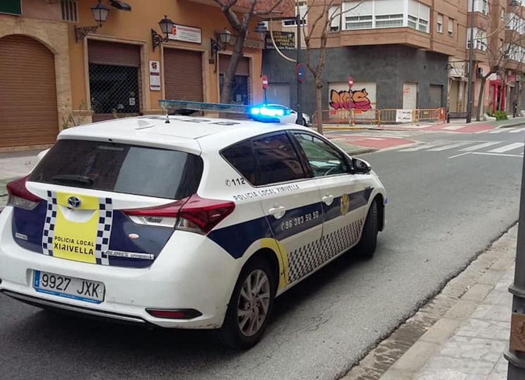 La Policía Locla de Xirivella realiza controles policiales en las calles de la localidad para garantizar el cumplimiento del estado de alarma