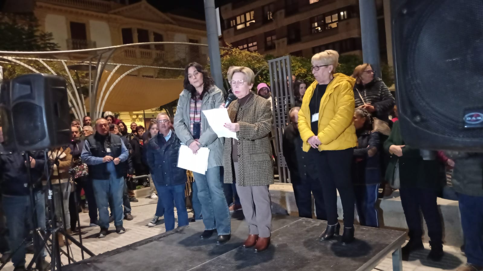 Isabel Sánchez, usuaria del Área III junto a la doctora Natalia Gómez (izquierda) y a Fermina Giner, presidenta de la asociación de rabaleros (derecha)