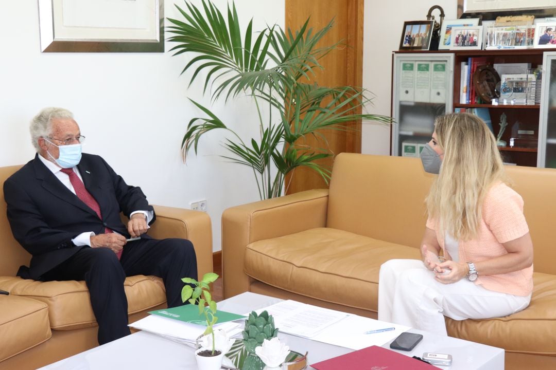 Jesús Maeztu, Defensor del Pueblo Andaluz (izq.) y Ana Mestre, delegada del Gobierno de la Junta de Andalucía en Cádiz