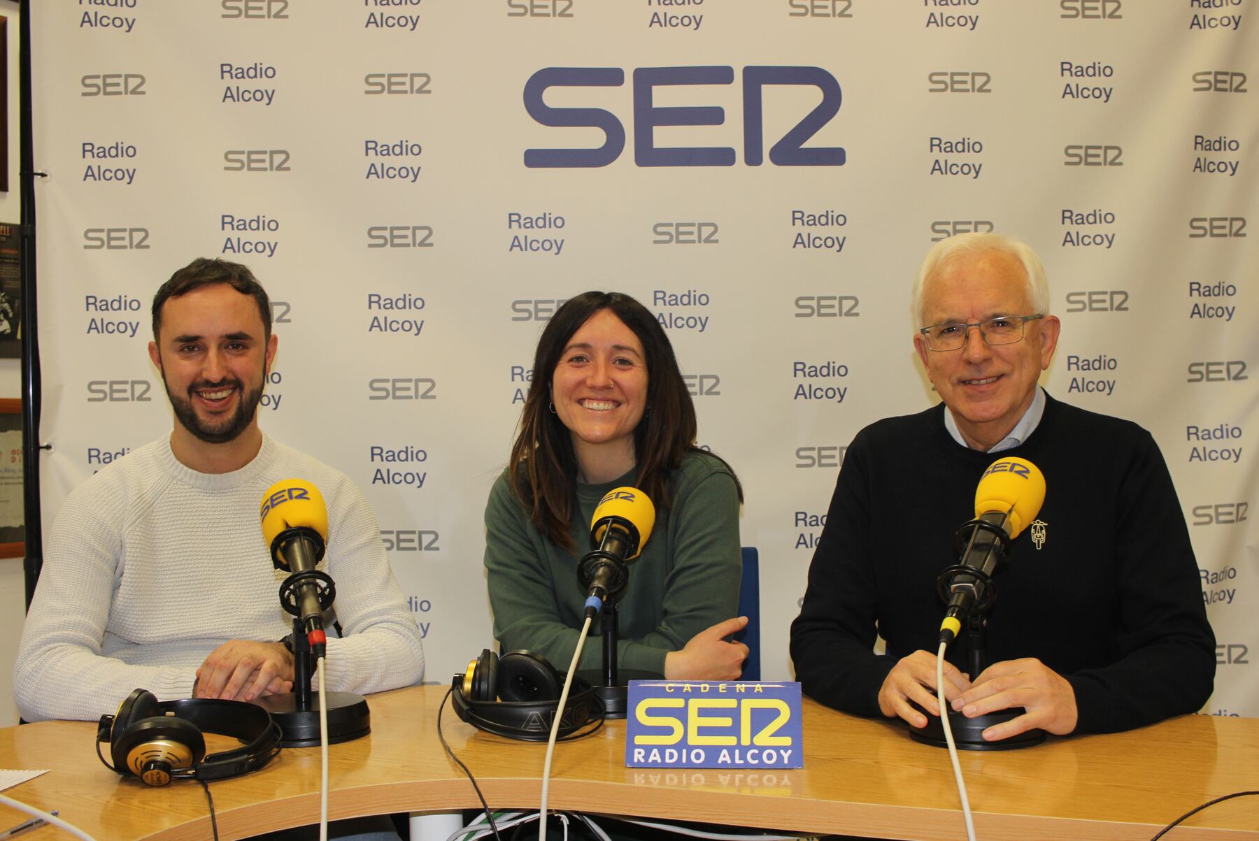 Javi Sansalvador, Berta Iñíguez i Paco Payá, en l'estudi central de Radio Alcoy
