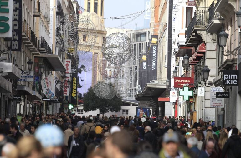 GRA171 MADRID, 23/11/2014.-El comercio confía en la magia de la Navidad para elevar sus ventas anuales por primera vez desde el inicio de la crisis y por ello reforzará sus plantillas con la contratación de miles de personas.Por modos de distribución, destaca el comercio electrónico, único segmento que no ha parado de crecer en los últimos años y que augura cifras récord para la campaña navideña.Para calentar motores, las compañías españolas se apuntarán este año más que nunca a tradiciones anglosajonas que dan el pistoletazo de salida a la campaña de Navidad, como el viernes negro (Black Friday) o el Cibermonday.No obstante, en España habrá que esperar al puente de diciembre para tomar el pulso a la campaña que, además, no llegará a su máximo apogeo hasta entrar en la recta final.En la foto, imagen que presentaba la calle Preciados a media mañana de hoy. EFE/Victor Lerena