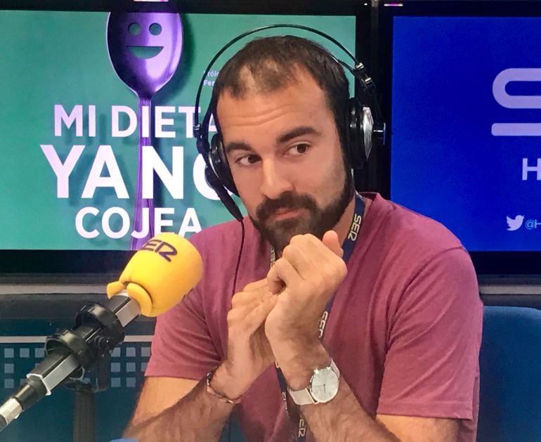 Aitor Sánchez en los estudios de la Cadena SER.