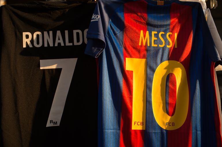 Las camisetas de Cristiano y Messi, en un puesto junto al Santiago Bernabéu.