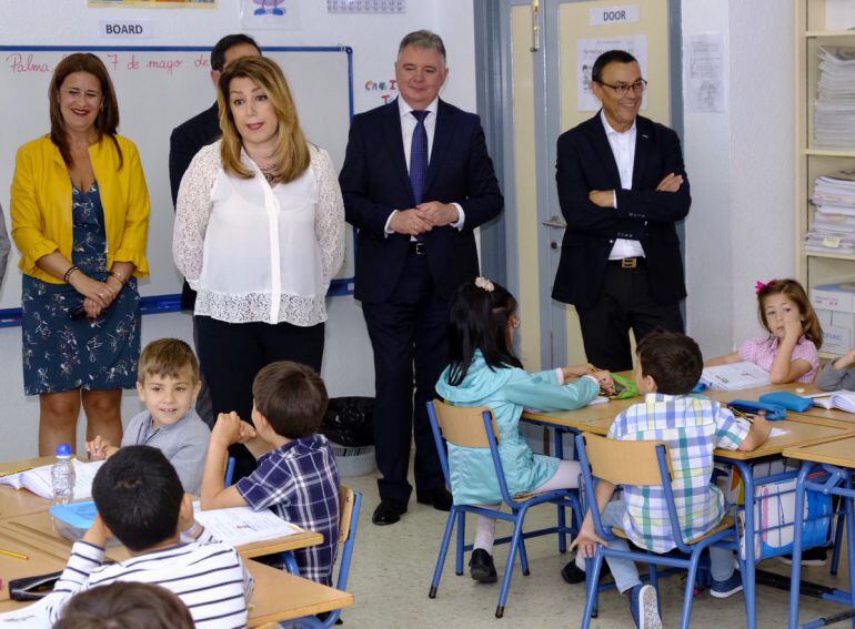 La presidenta andaluza, Susana Díaz, durante su visita a dos centros escolares de La Palma del Condado. 