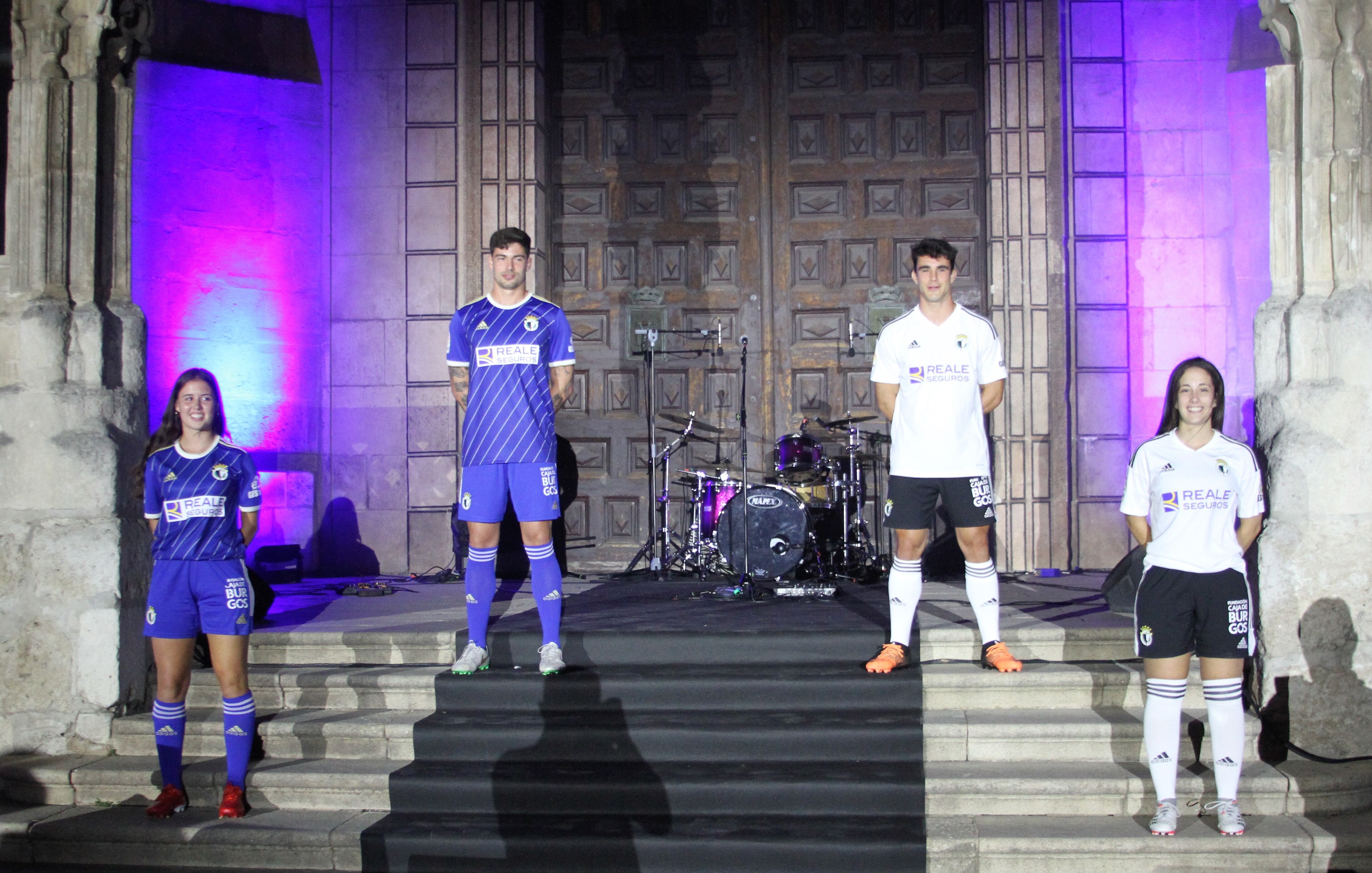 Sandra Corral y Natalia Mata, del Burgos CF Femenino; y Dani Munguía y Lucas Ricoy, del Burgos CF Promesas, posando frente a la Catedral con las nuevas camisetas del Burgos CF para la próxima temporada 2022-23. / Foto: BCF Media