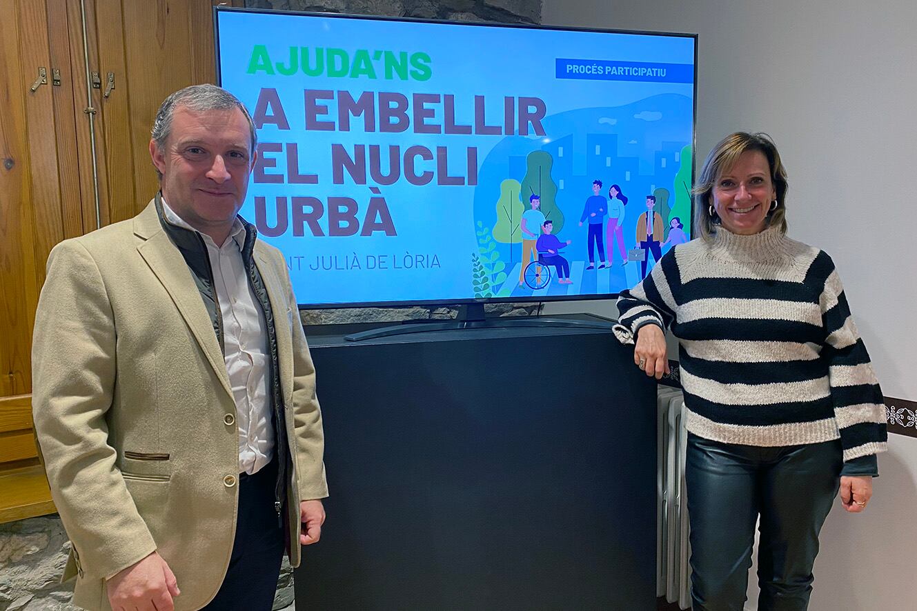 Els cònsols de Sant Julià de Lòria, Josep Majoral i Mireia Codina, amb el cartell del segon procés participatiu de la parròquia.