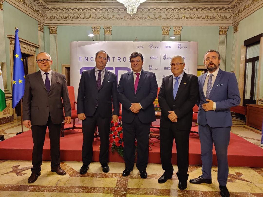 De izquierda a derecha: Miguel Doña director de Radio Huelva, Félix Ríos Hermano Mayor del Gran Poder de Sevilla, Gabriel Cruz alcalde de Huelva, Abel Moreno compositor y músico onubense, y Paco Garcia de la Cadena SER Andalucía