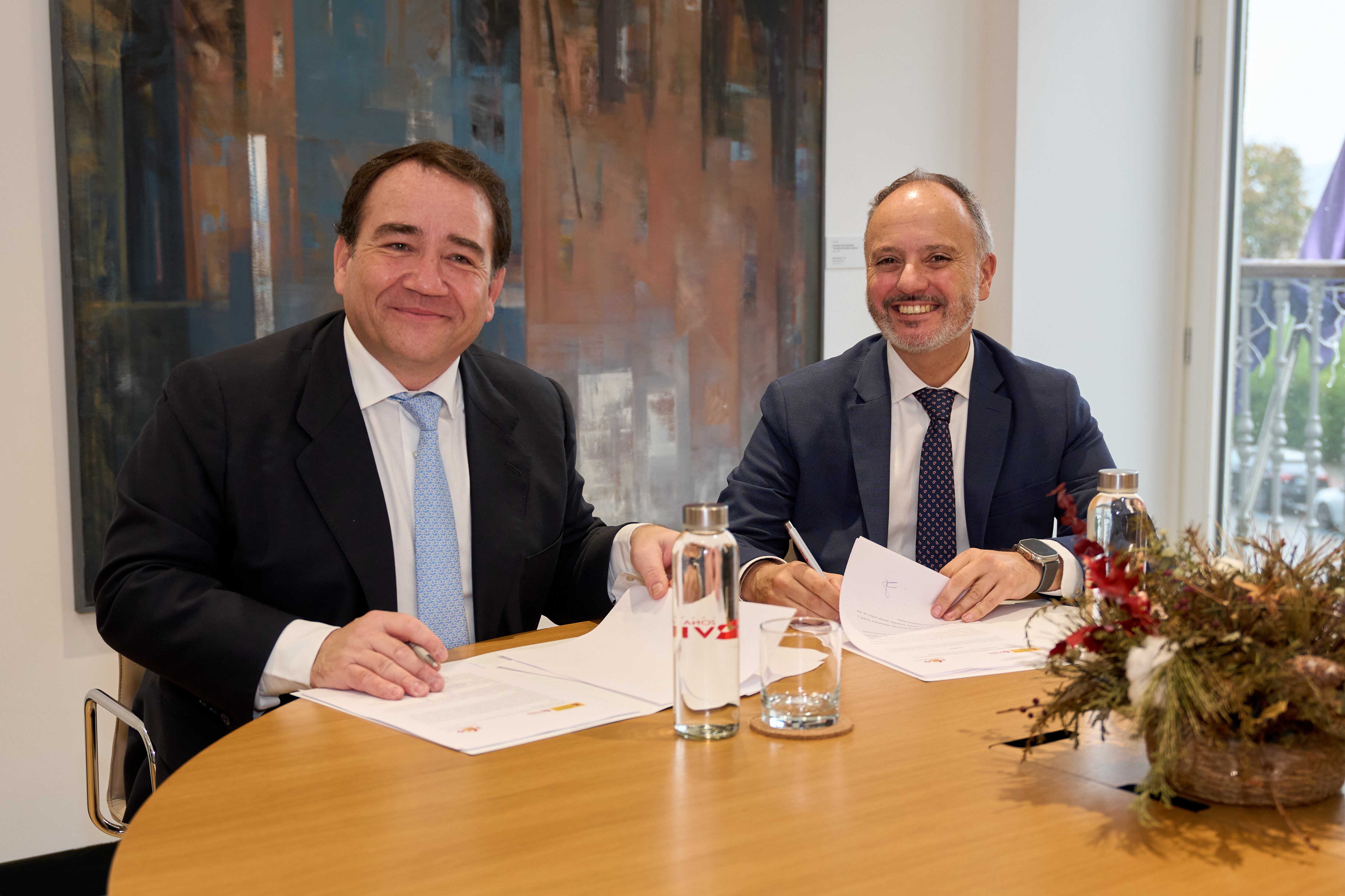 El delegado especial del Estado de la Zona Franca de Vigo, David Regades, y el presidente del ICO, Manuel Illueca.