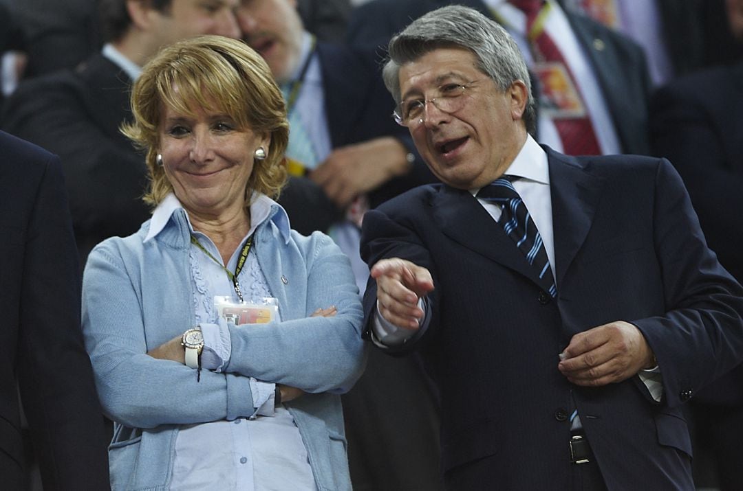 Esperanza Aguirre y Enrique Cerezo, en una imagen de archivo en un partido de fútbol