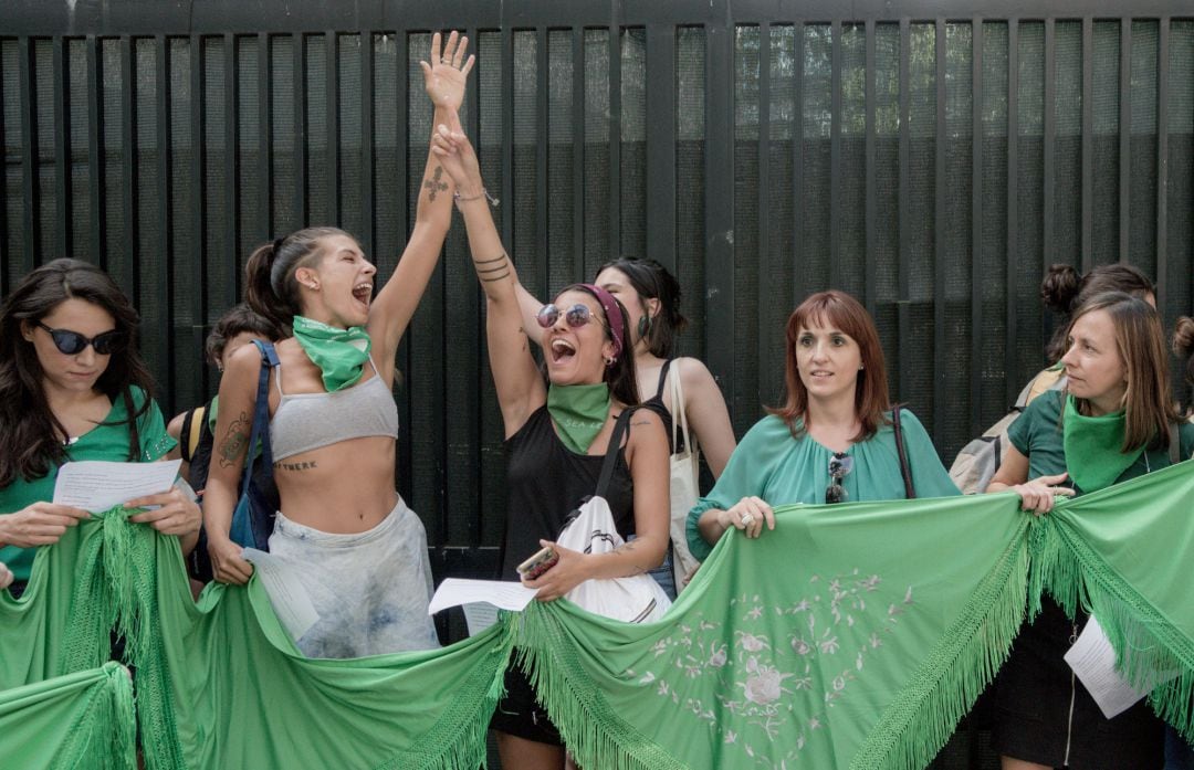 Pañuelazo internacional por el aborto legal en Argentina frente a la Embajada Argentina de Madrid.