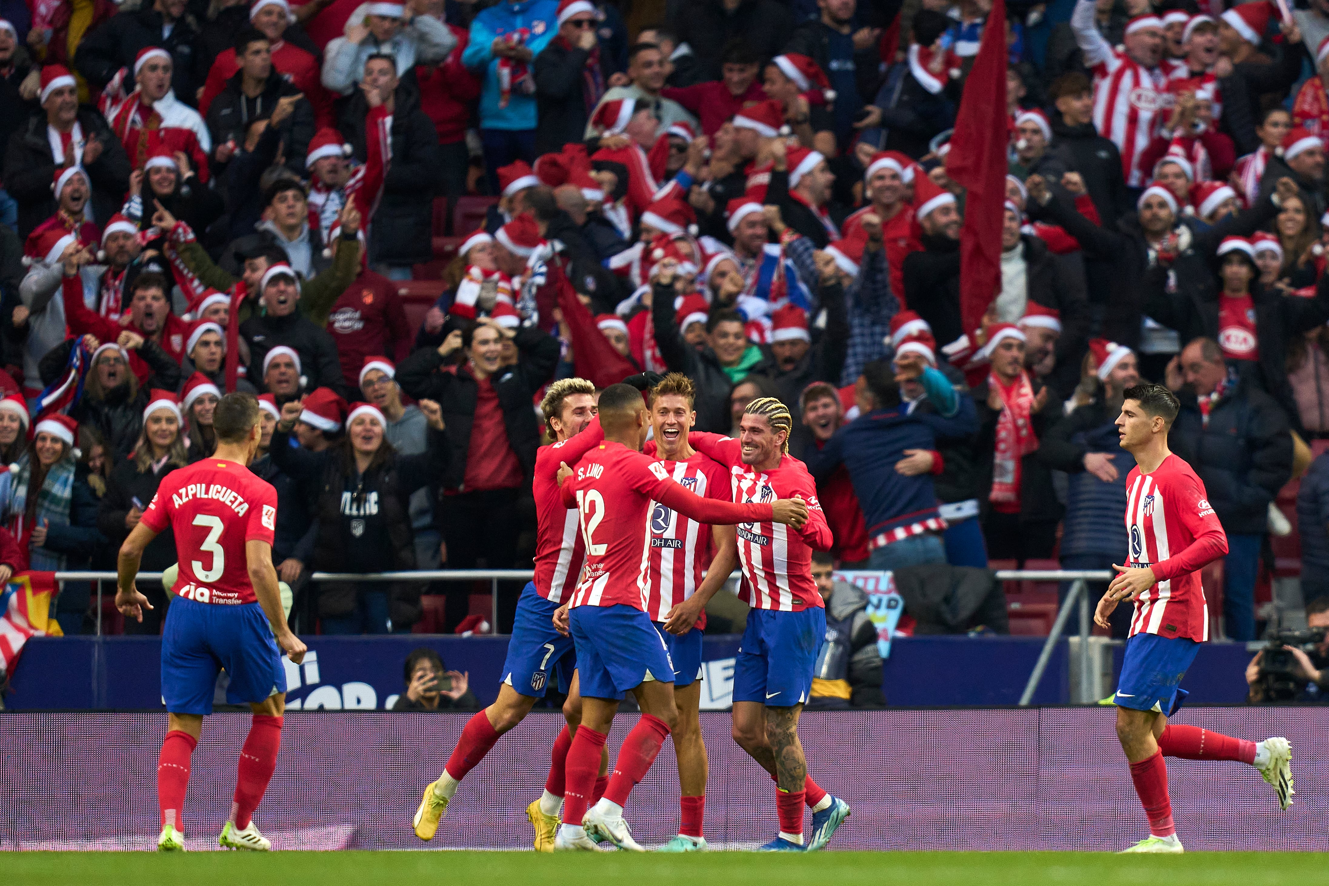 Los jugadores del Atleti celebran el tanto de Marcos Llorente ante el Sevilla. (Photo by Diego Souto/Getty Images)