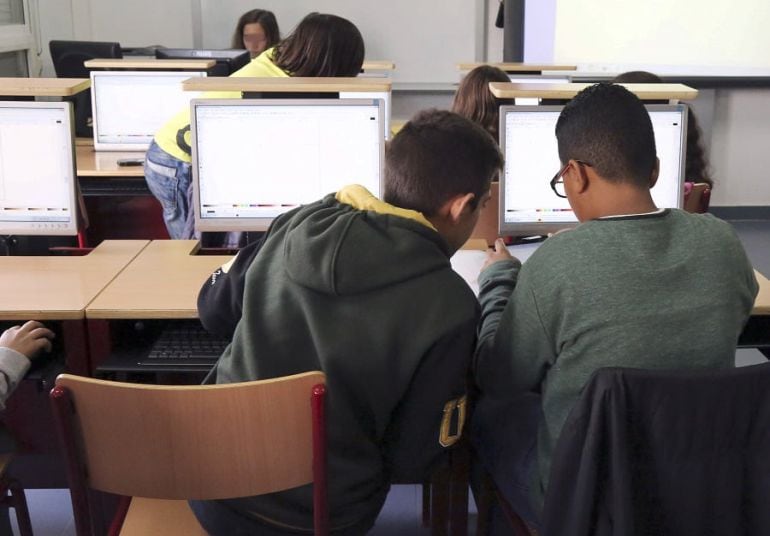 Niños durante en la clase con ordenadores