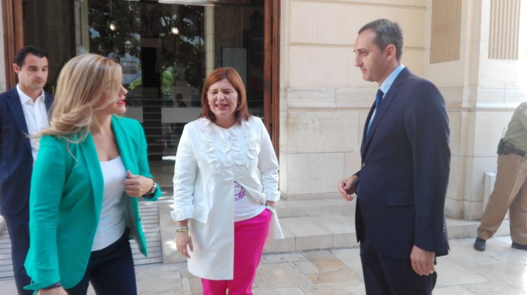 César Sanchez (d), con la secretaria general del PPCV, Eva Ortiz (i) y la líder del PPCV, Isabel Bonig (c).