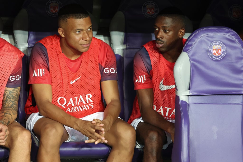 Kylian Mbappé y Ousmane Dembelé, en el banquillo del PSG.