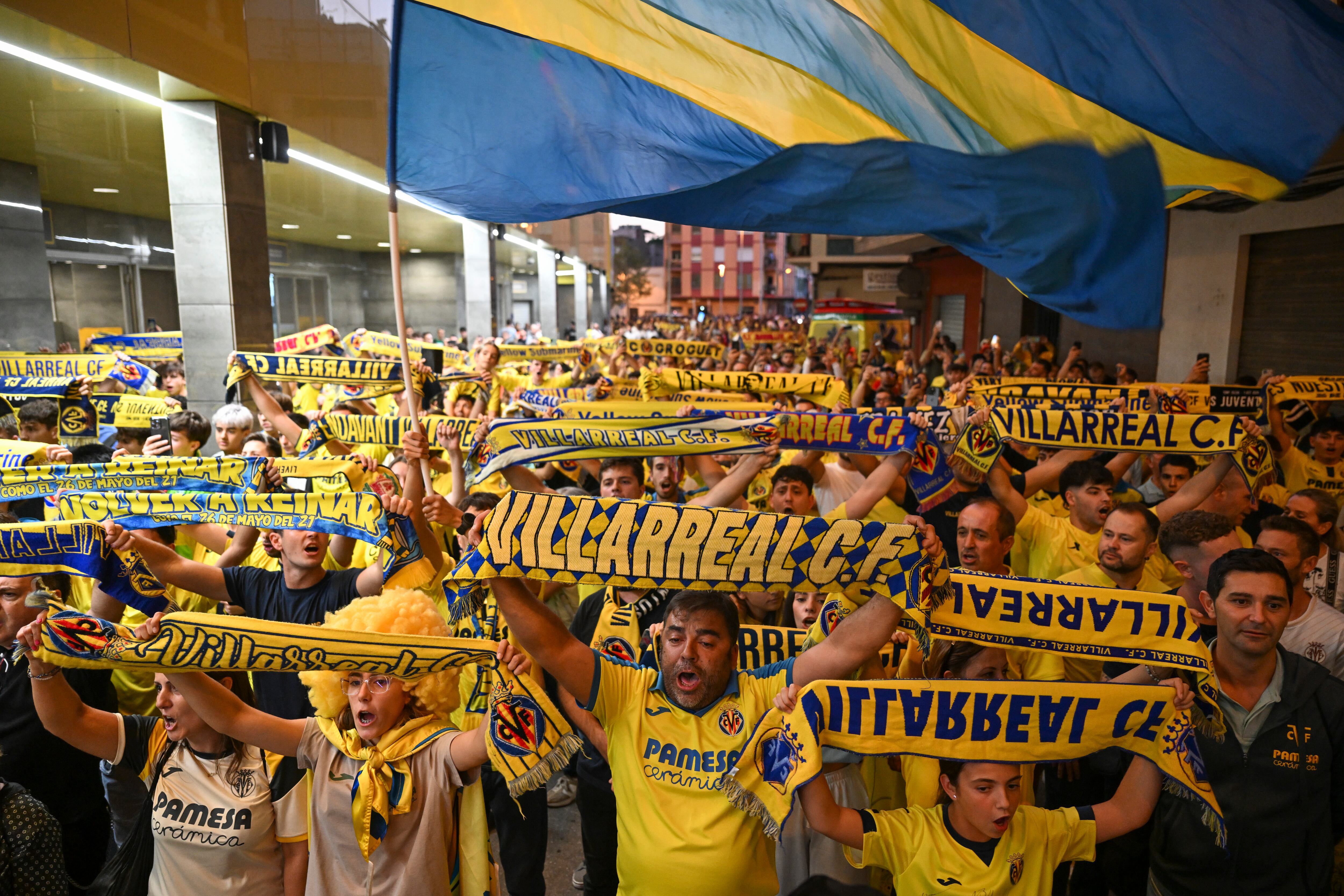 VILLARREAL, 01/10/2025.- La afición del Villarreal CF recibe al equipo en las afueras del estadio antes de comenzar el partido de primera ronda de Liga de Campeones que Villarreal CF y Juventus de Turín disputan este miércoles en el estadio de La Cerámica. EFE/Andreu Esteban
