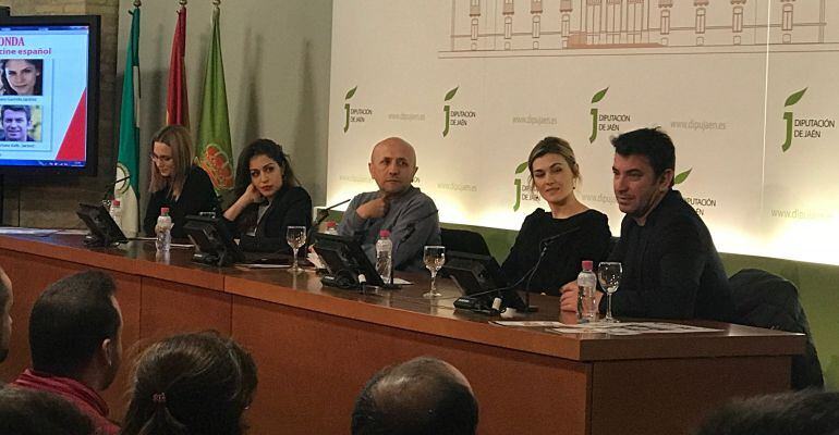 De izquierda a derecha: Aura Garrido, Hiba Abouk, Luis Alegre, Marta Nieto y Arturo Valls.