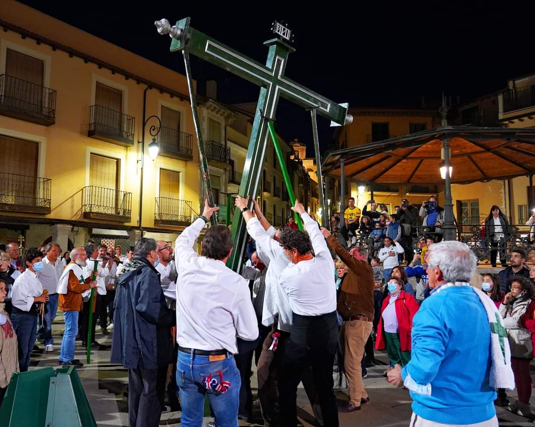 La Cruz de Mayo luce desde este sábado noche en la Plaza Mayor de Aranda de Duero